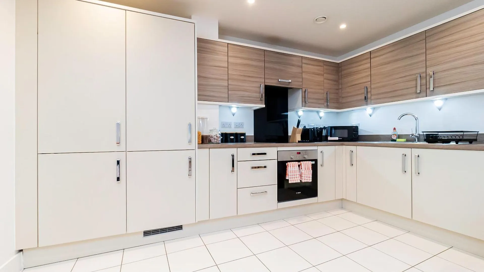 Modern 2Br Penthouse - Extended Stays, Free Parking & Fast Wi-Fi Southampton 0*,  United Kingdom