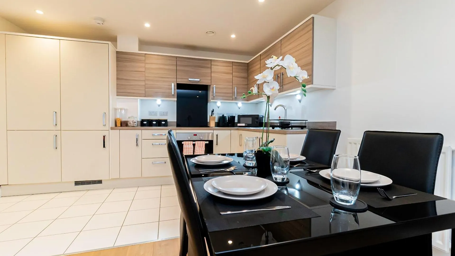 Modern 2Br Penthouse - Extended Stays, Free Parking & Fast Wi-Fi Southampton Apartment