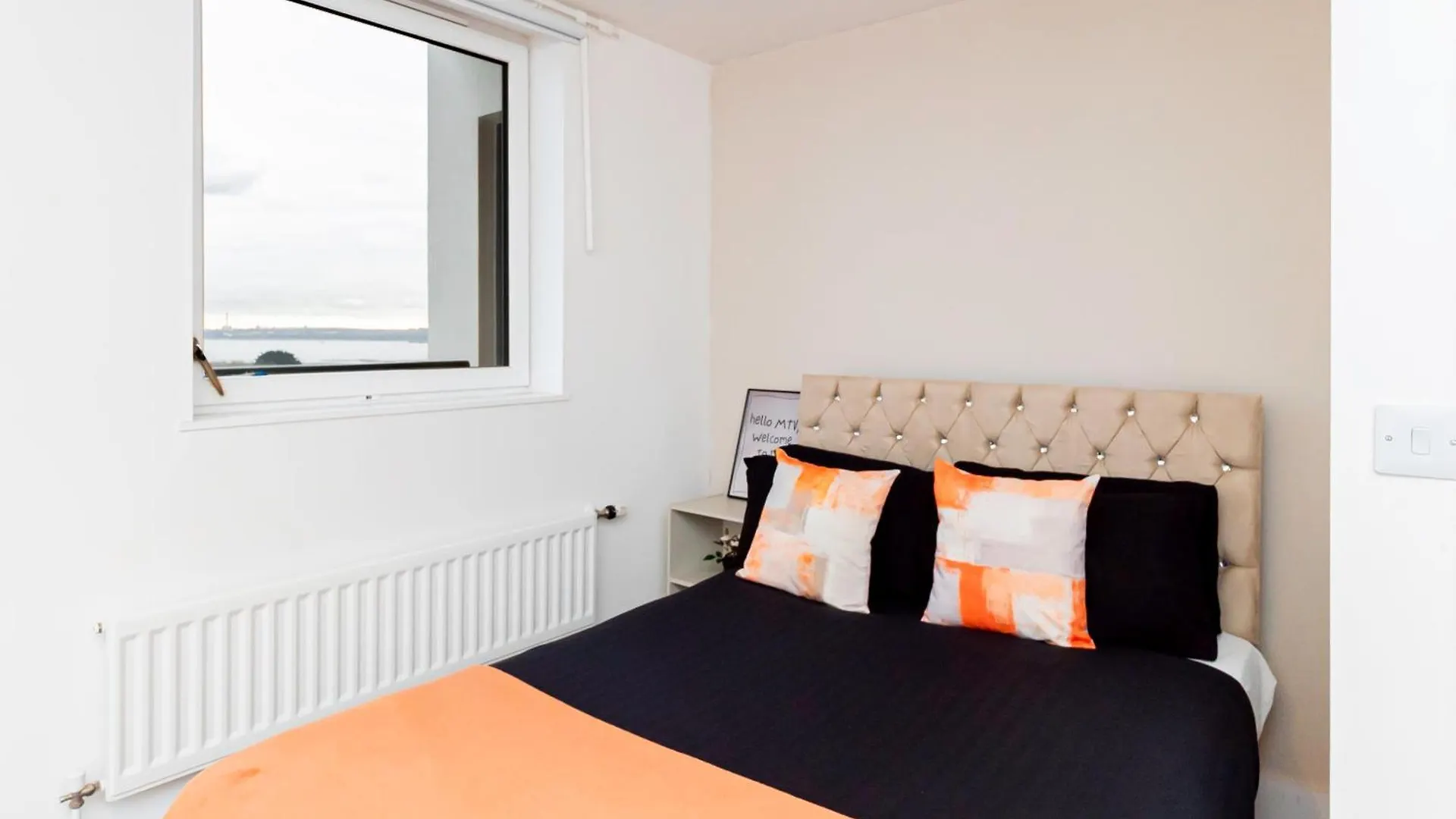 Modern 2Br Penthouse - Extended Stays, Free Parking & Fast Wi-Fi Southampton Apartment