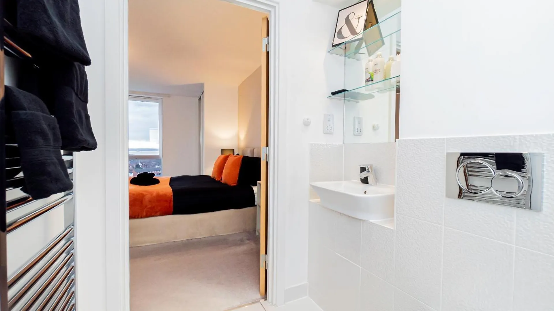 Modern 2Br Penthouse - Extended Stays, Free Parking & Fast Wi-Fi Southampton Apartment