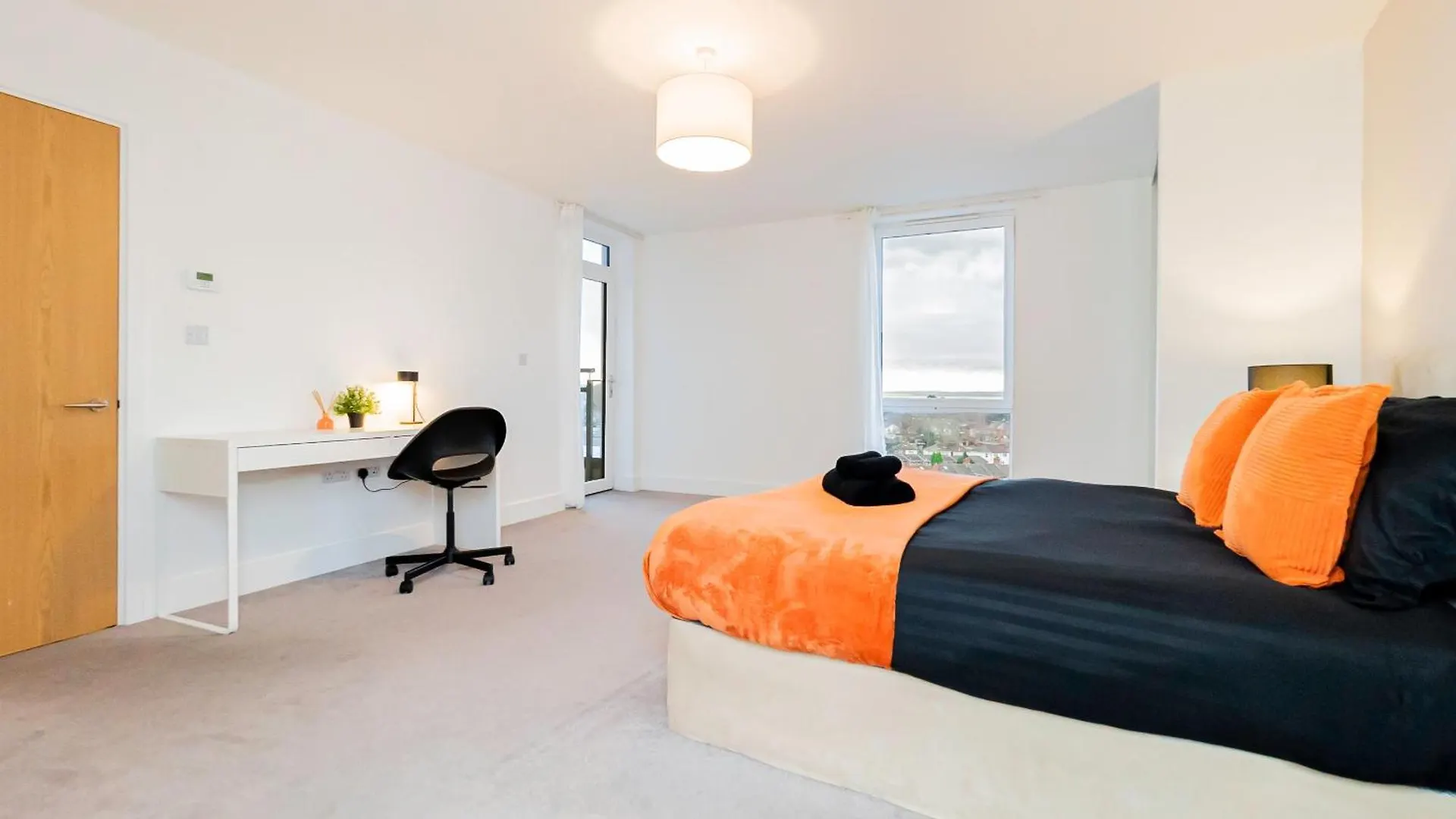 Modern 2Br Penthouse - Extended Stays, Free Parking & Fast Wi-Fi Southampton 0*,  United Kingdom