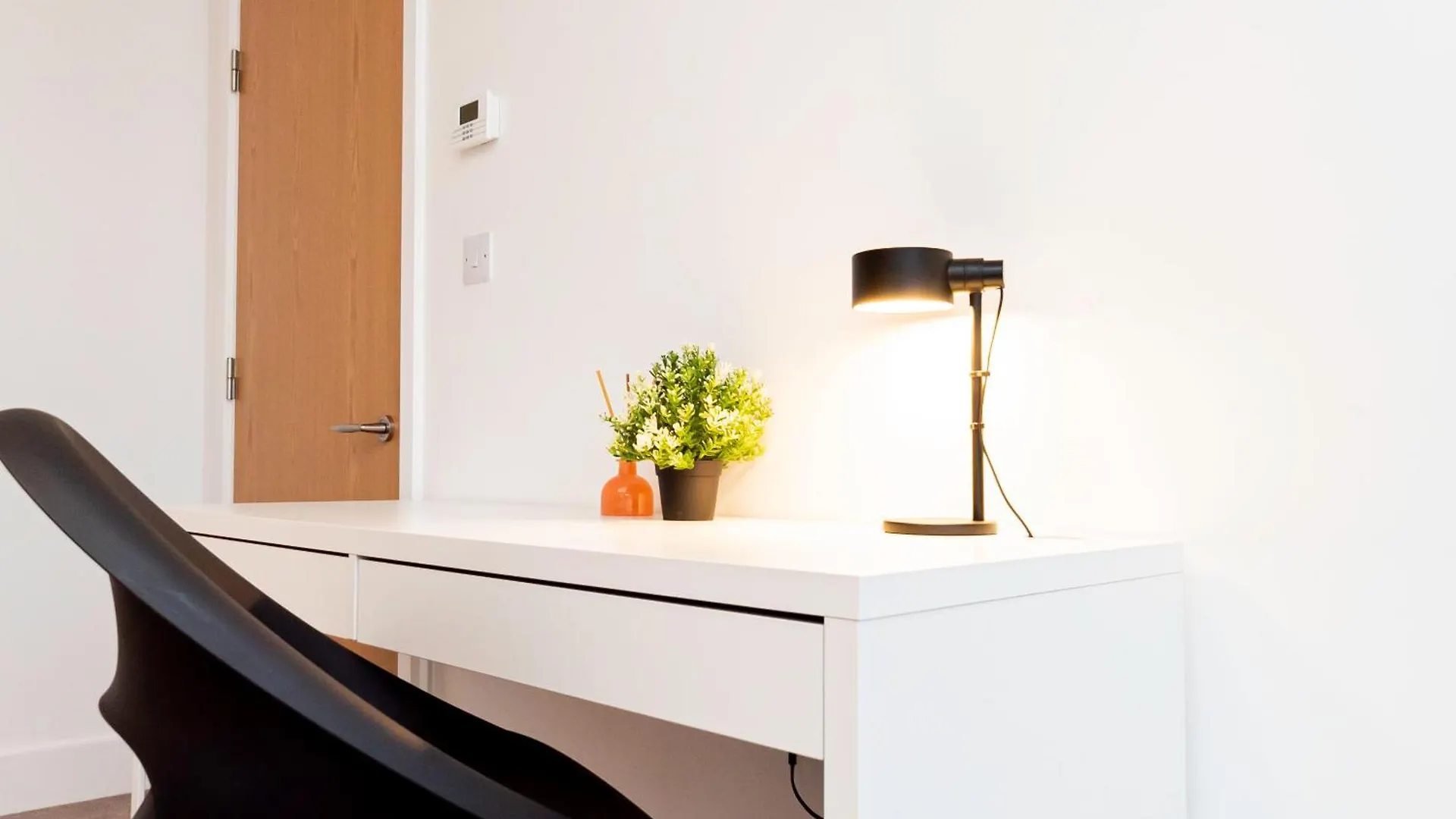 Modern 2Br Penthouse - Extended Stays, Free Parking & Fast Wi-Fi Southampton 0*,