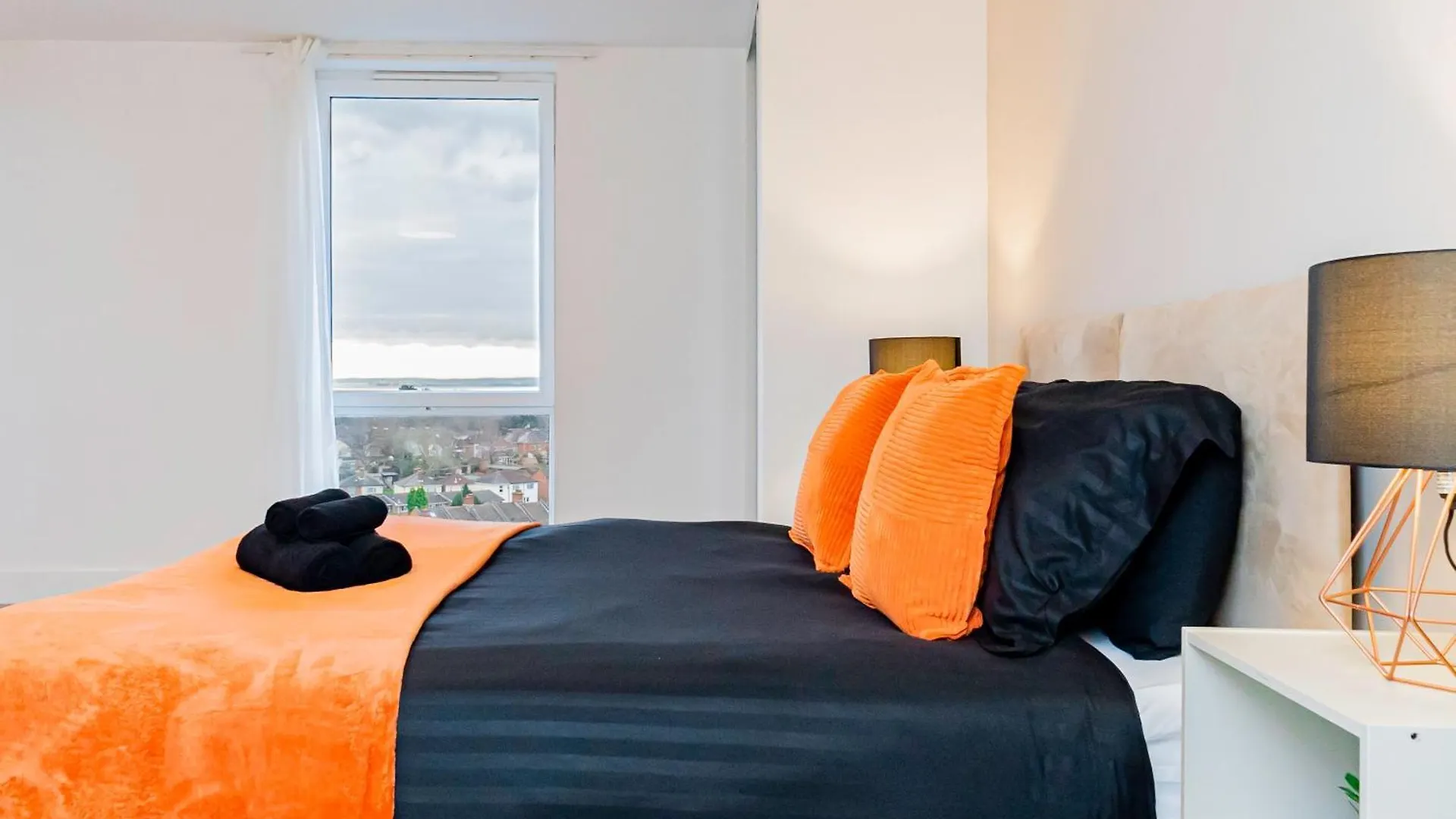 Modern 2Br Penthouse - Extended Stays, Free Parking & Fast Wi-Fi Southampton United Kingdom