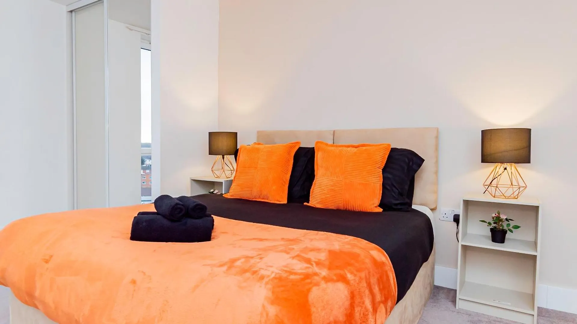 Modern 2Br Penthouse - Extended Stays, Free Parking & Fast Wi-Fi Southampton 0*,  United Kingdom