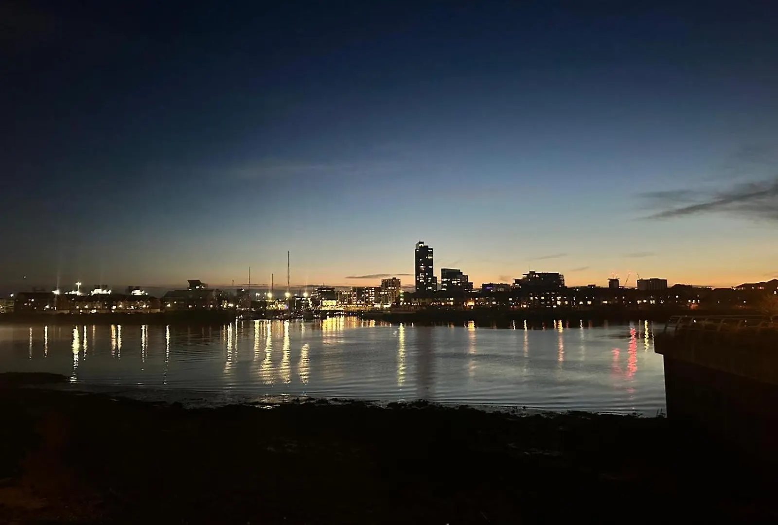 Modern 2Br Penthouse - Extended Stays, Free Parking & Fast Wi-Fi Southampton Apartment